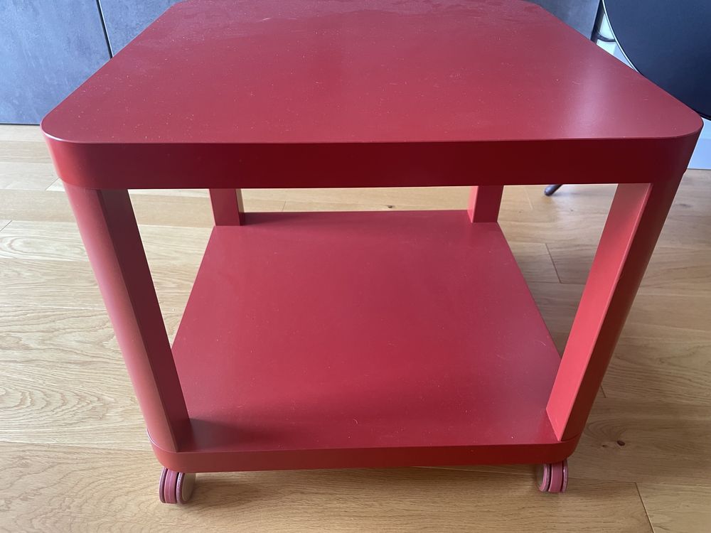 Stolik na kółkach Tingby czerwony kawowy stół Ikea