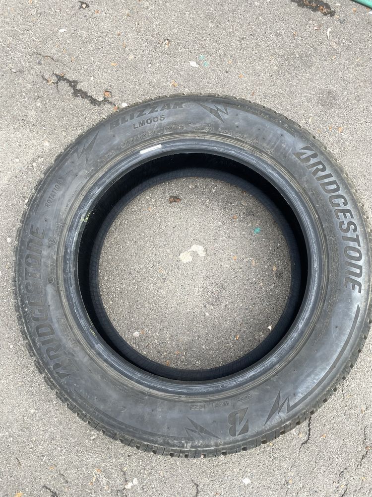 Зимова гума Bridgestone 215/60 R17