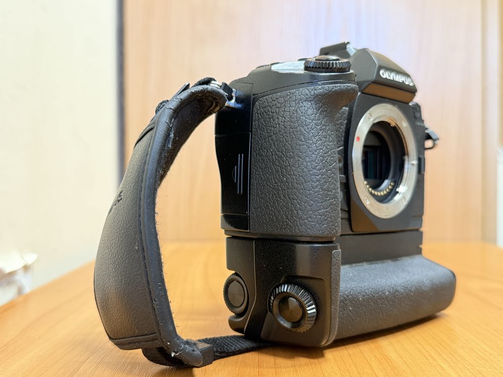 Aparat Olympus OM-DE-1. Falgowiec. Grip + lampa błyskowa.