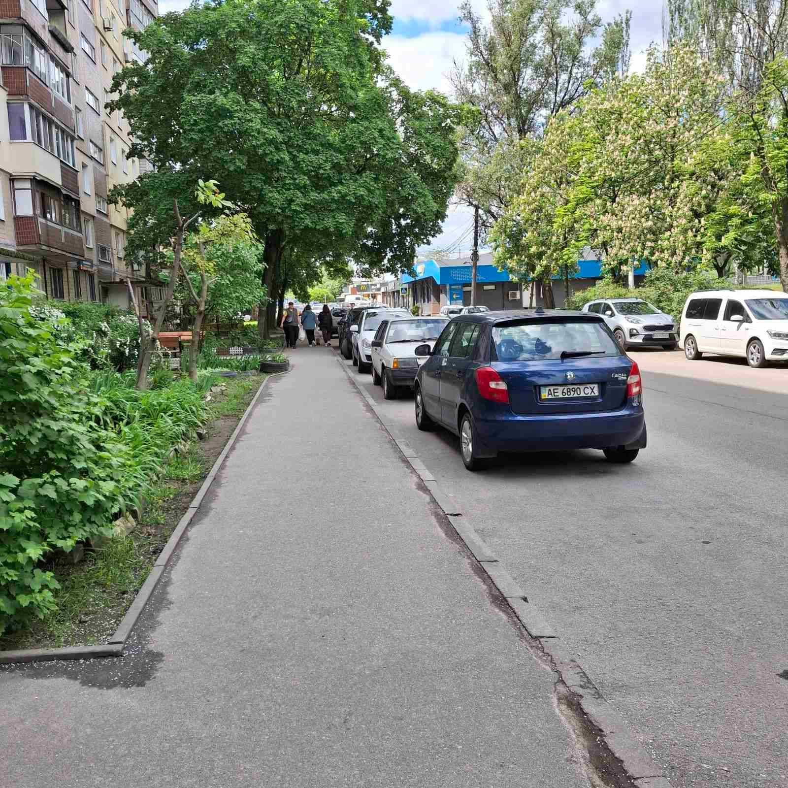 Кондратюка 1  Продам 2х Красный Камень Коммунар Парус