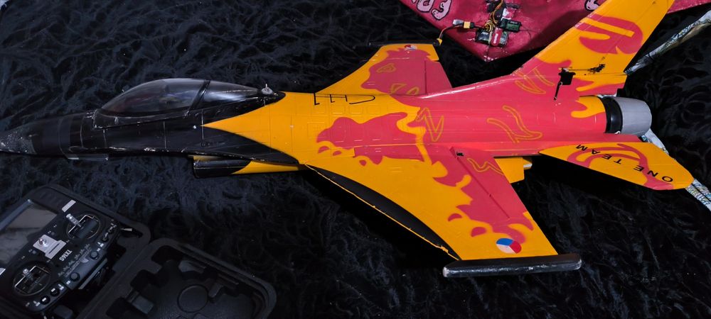 2 aeromodelos EDF , skyflight f16 70mm , Multiplex. Twister