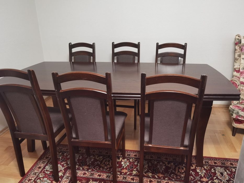 Stół rozkładany z krzesłami