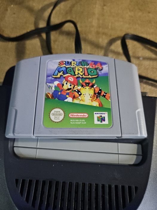 Nintendo 64 com um jogo