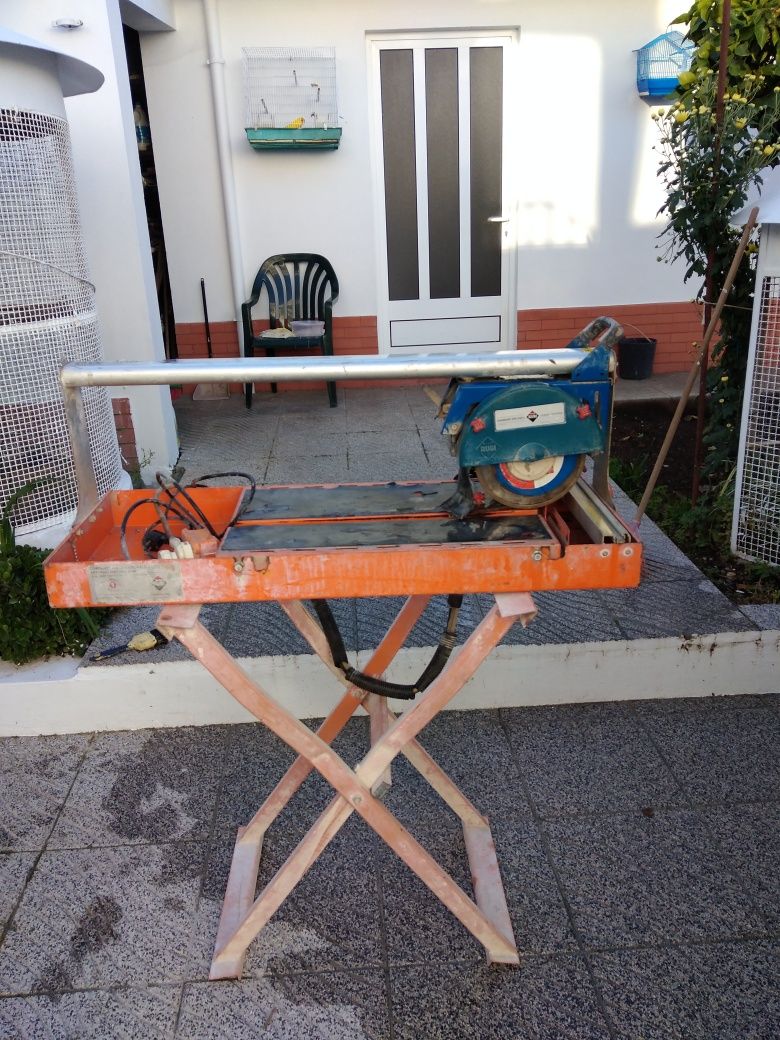 Máquina de cortar cerâmica