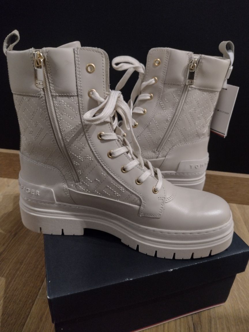 Buty Tommy Hilfiger Monogram beżowe jasne 40 Botki TH