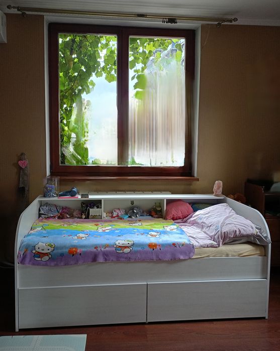 Дитяче ліжечко з поличками