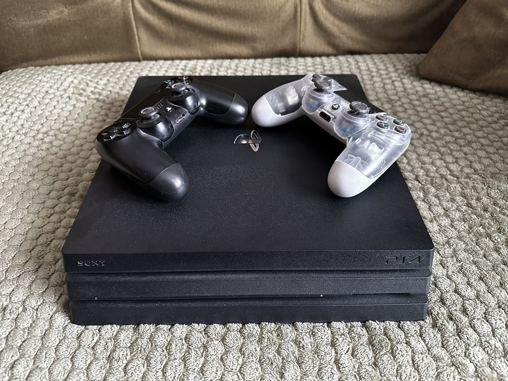 PS4 PRO 1TB SSD + 2 pady + podstawka + 3 gry