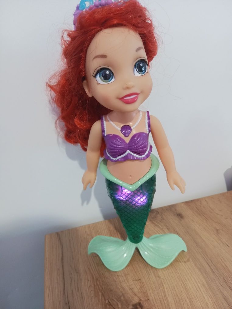 Duża lalka Disney Mała Syrenka Ariel mówiąca/śpiewająca po angielsku