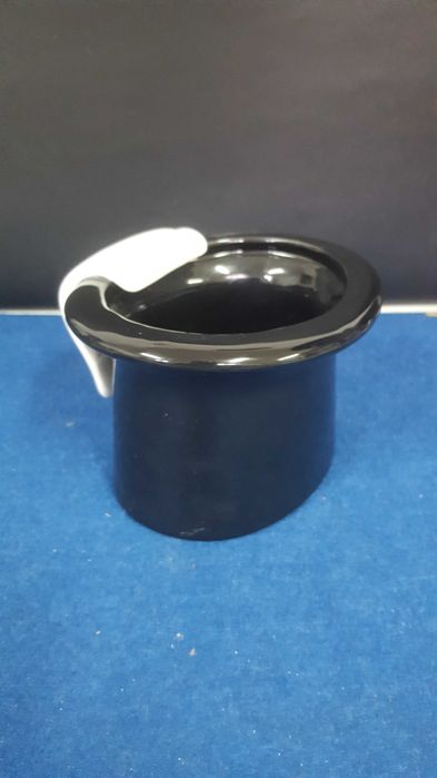 Curiosa taça de ceramica em forma de cartola  com luvas