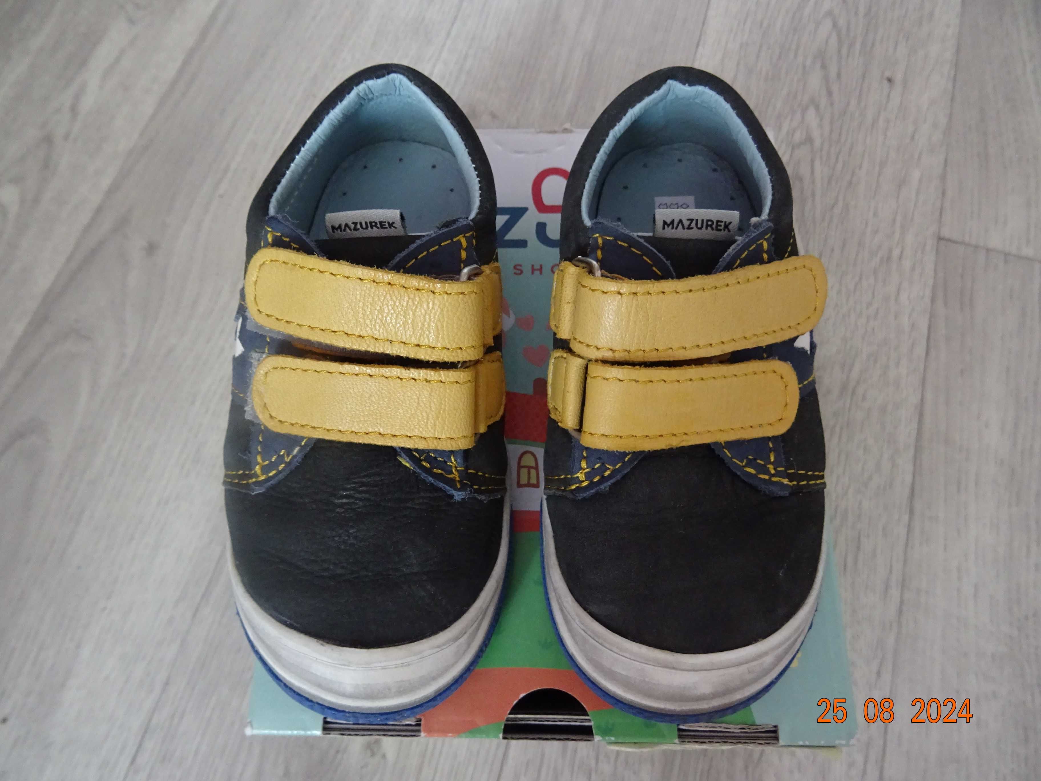 buty dla chłopca firmy Mazurek roz.23 plus 2 pary butów basenowych.