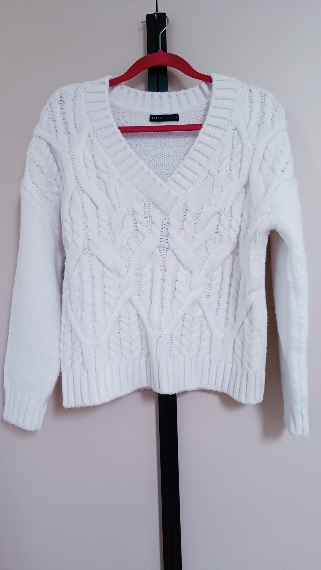Sweter biały dekolt V rozm.38 Mohito