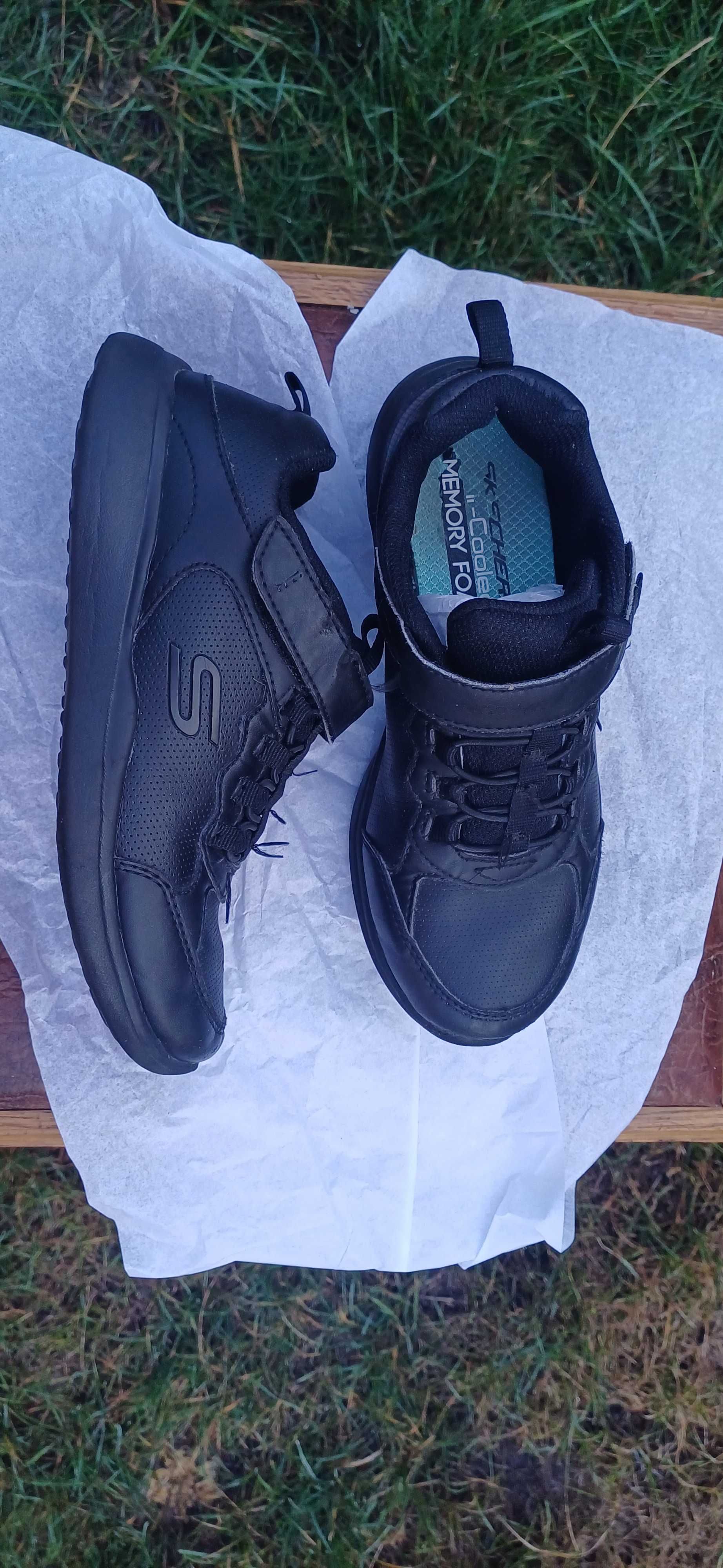 Кросівки фірми Skechers