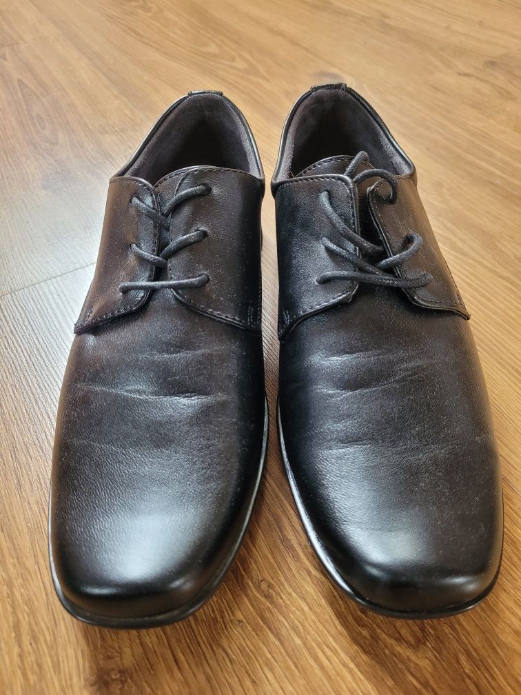 Czarne buty komunijne do garnituru r. 38 dł. wkładki 22 cm