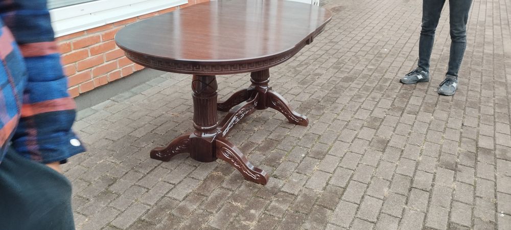 Стіл для вітальні