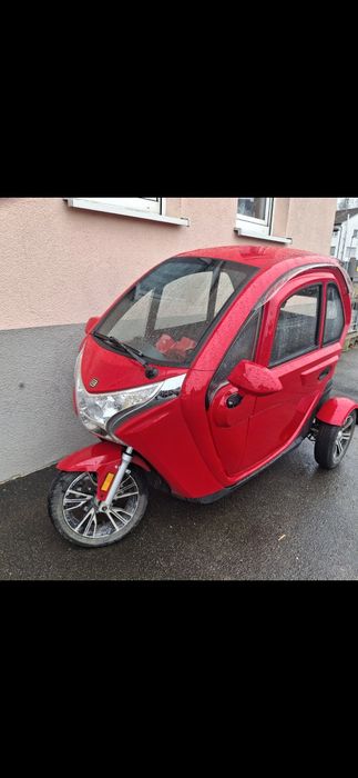 Skuter elektryczny trzykołowy