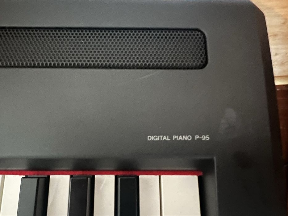 Piano digital Yamaha P-95 (com defeito, ler descrição)