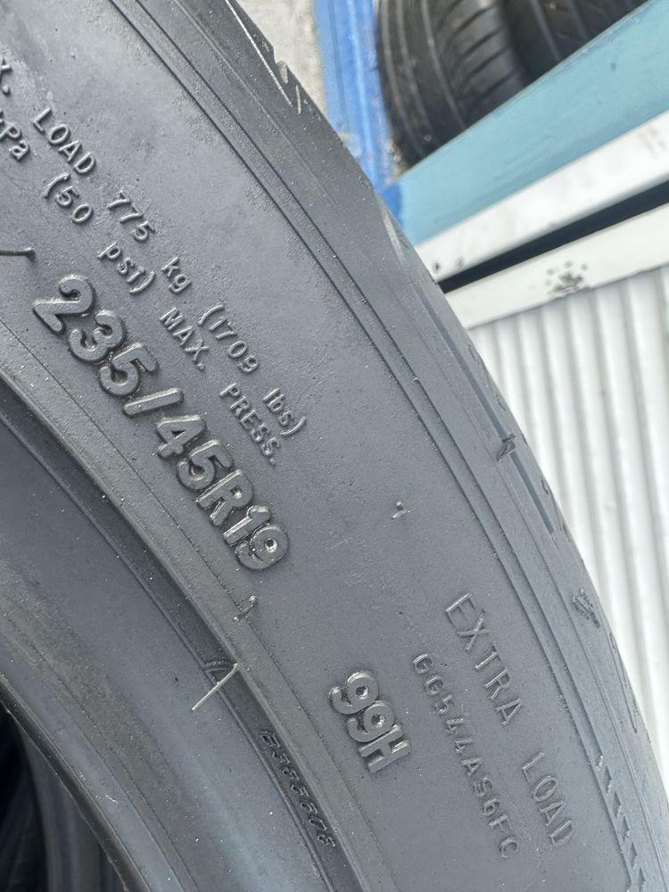 235/45 R19 Goodyear