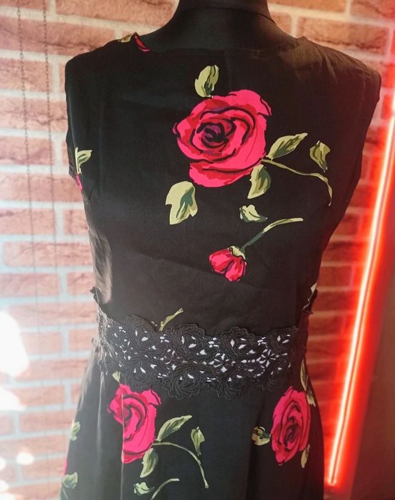 Piękna sukienka w stylu góralskim