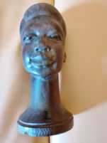 Vendo Busto em Pau Preto