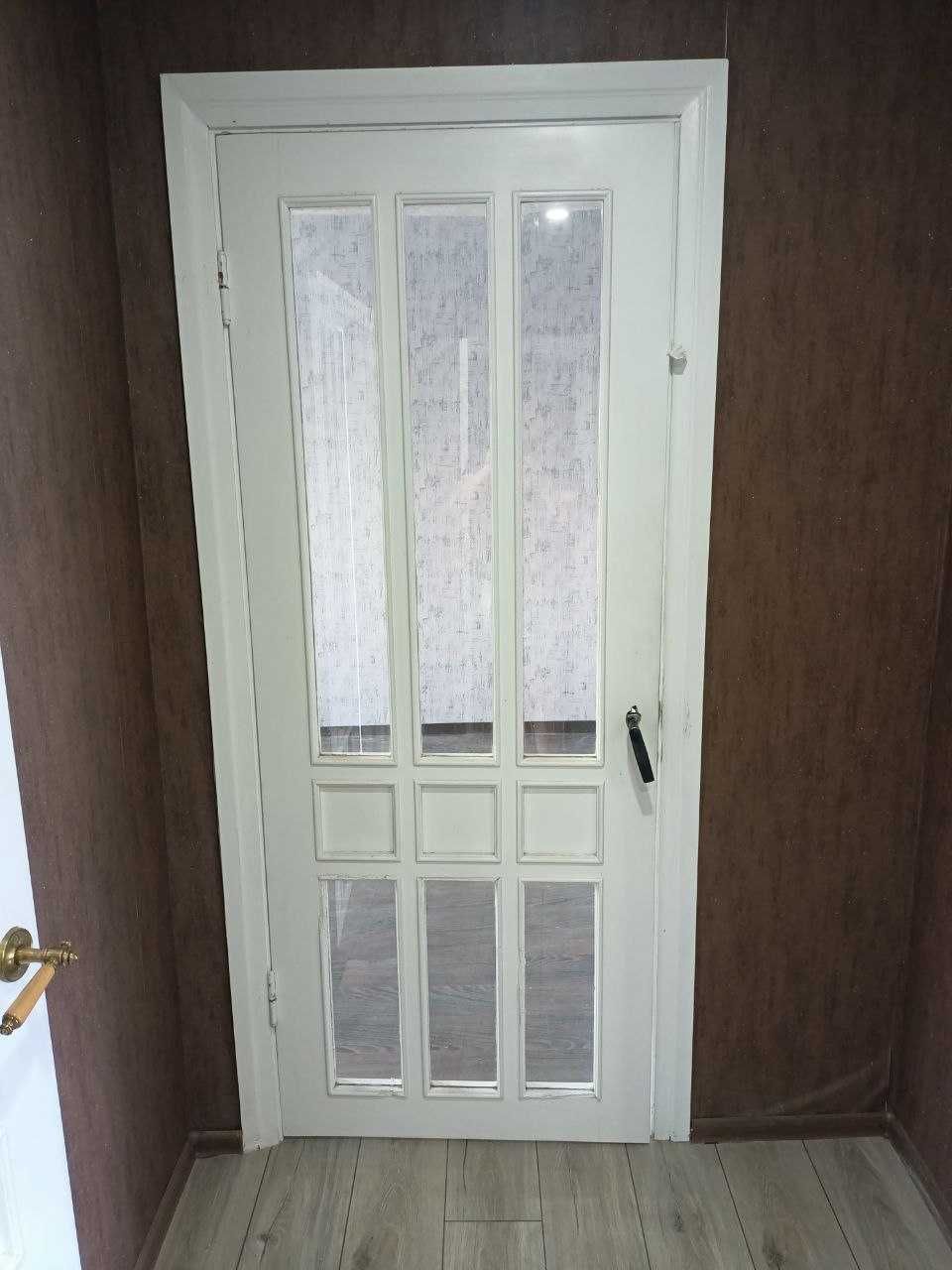 Продам межкомнатные двери б/у Ясень, договорная,  недорого.