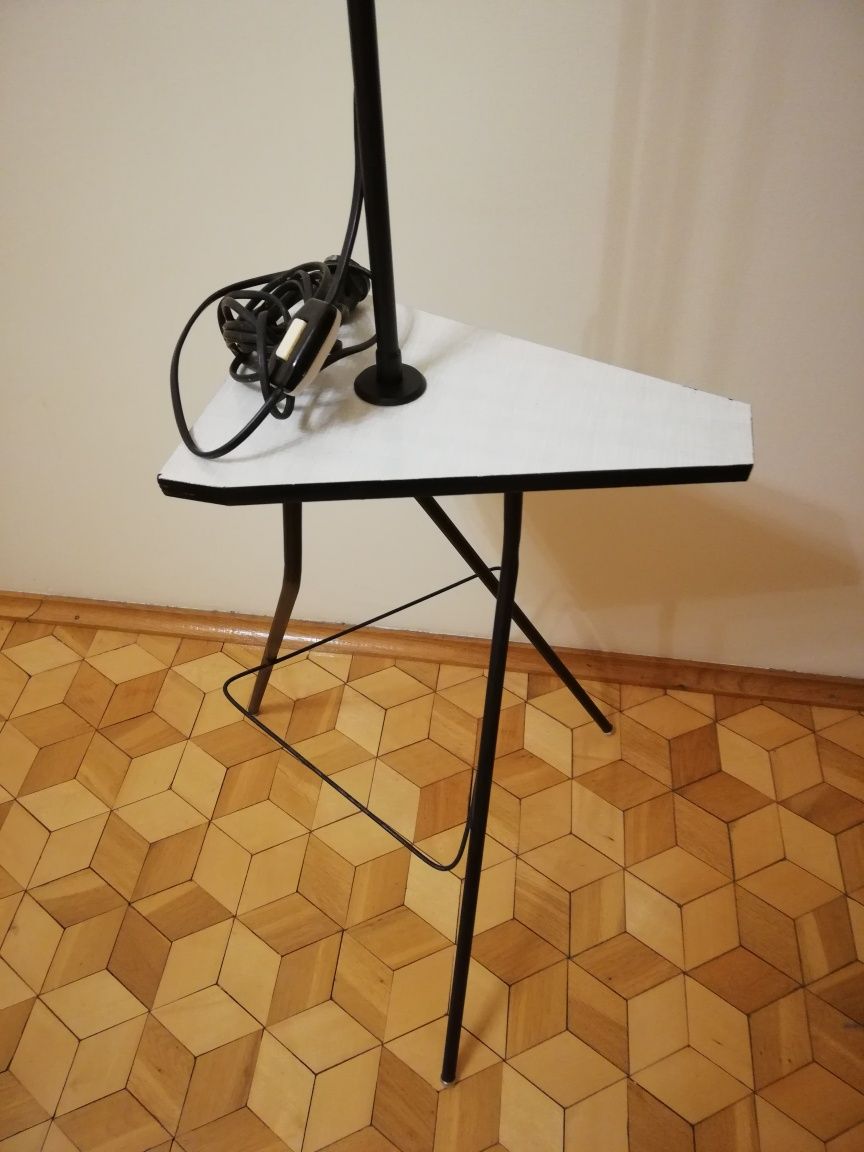 Lampa prl metalowa podłogowa ze stolikiem i półką
