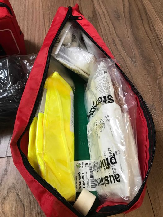 Автомобільний  набір    Комплект в авто (знак желетка аптечка)