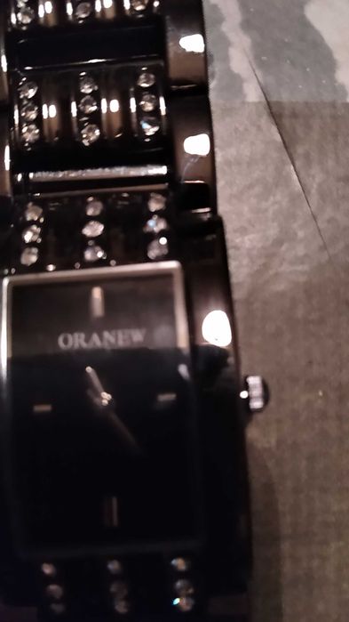 Relógio de senhora preto com bracelete adornada com pedras, novo.