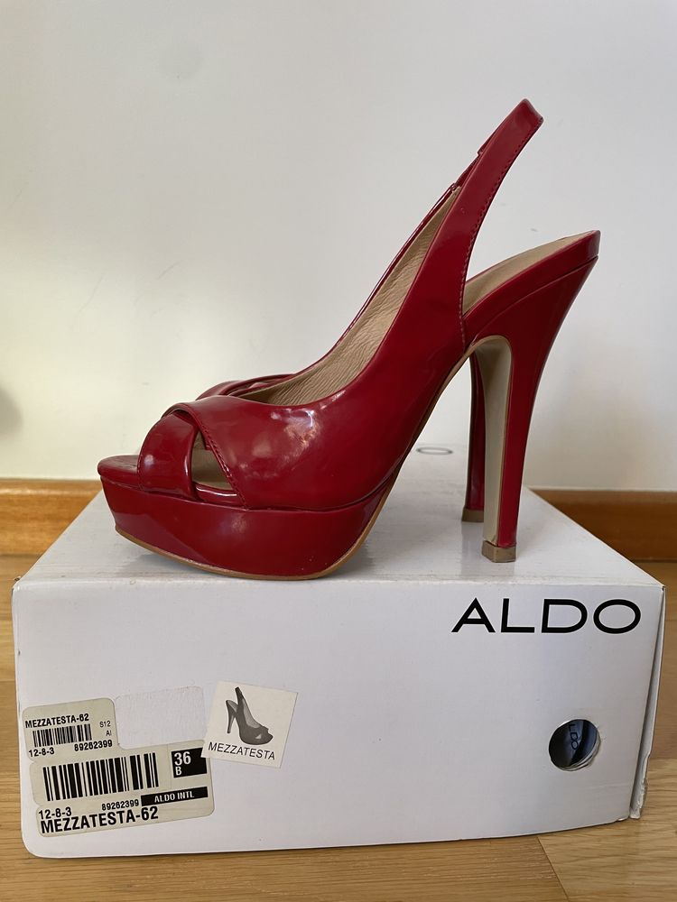 Sapatos altos vermelhos da Aldo