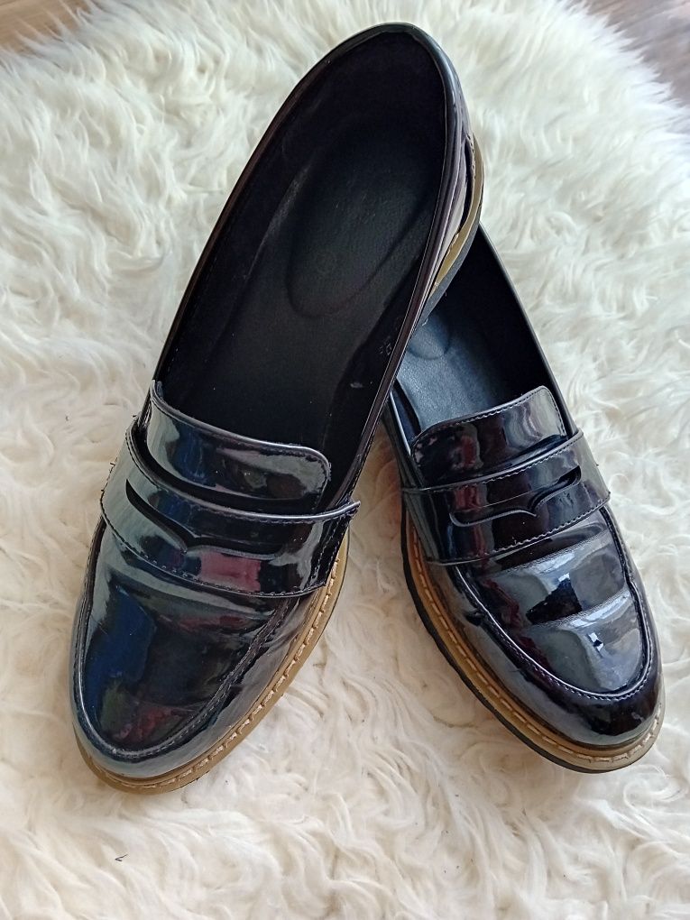 Mokasyny lordsy 38/39 lakierowane czarne bdb stan