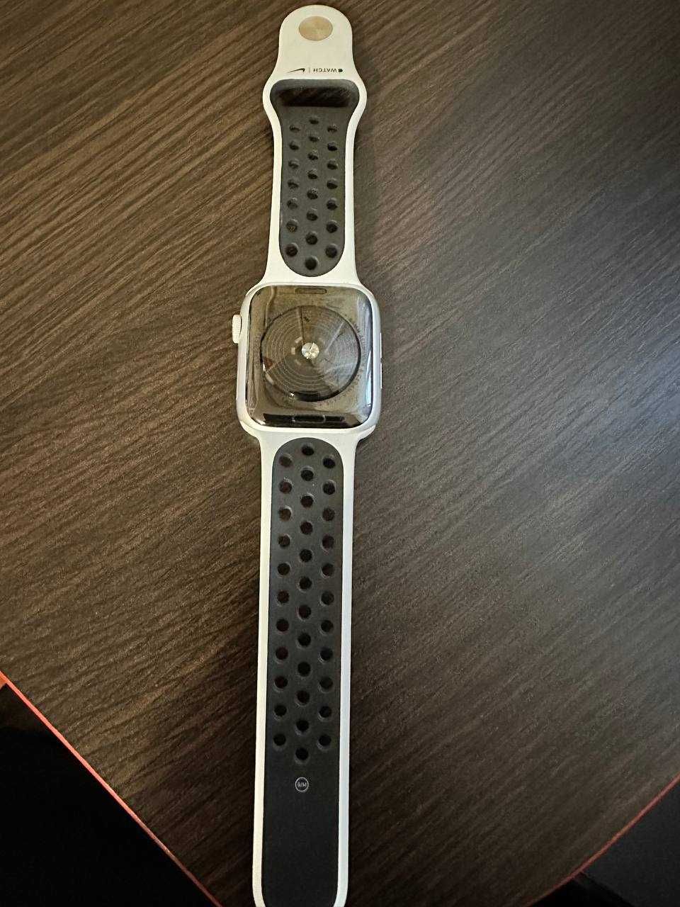 Продам Apple Watch SE Nike version 44mm Silver Aluminium Case