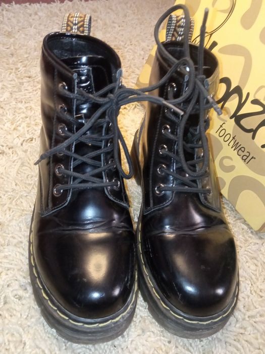 лакові черевики ботинки в стилі Dr. Martens