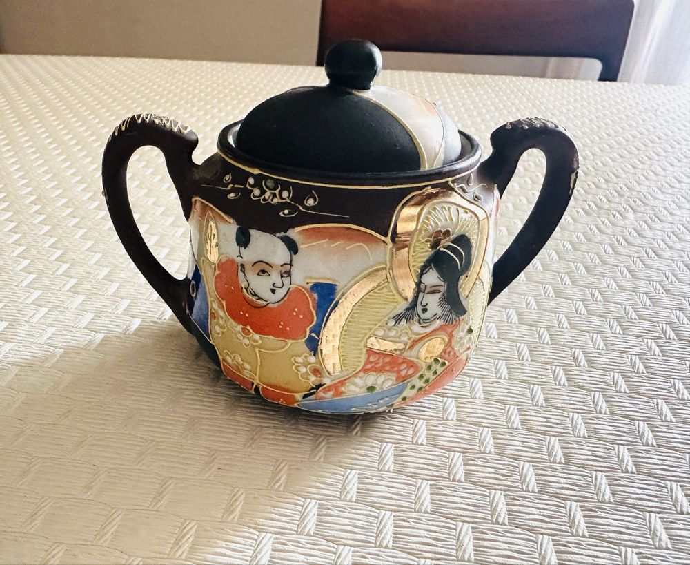 Alguns items de serviço antigo de café chinês .