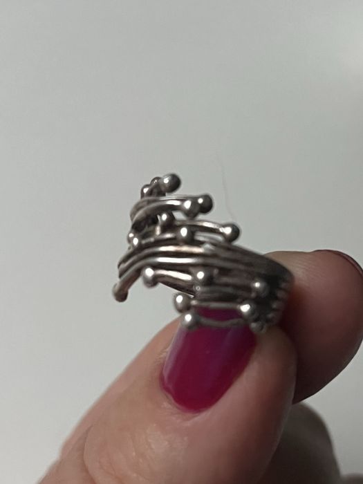 Srebry pierscionek zaplecione pędy