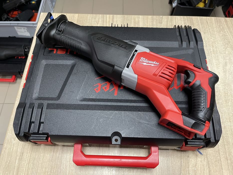 Milwaukee M18 BSX / акумуляторна шабельна пила Мілвокі