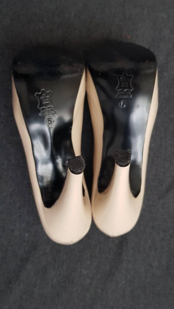 Sapatos salto alto Lucchi em pele importados