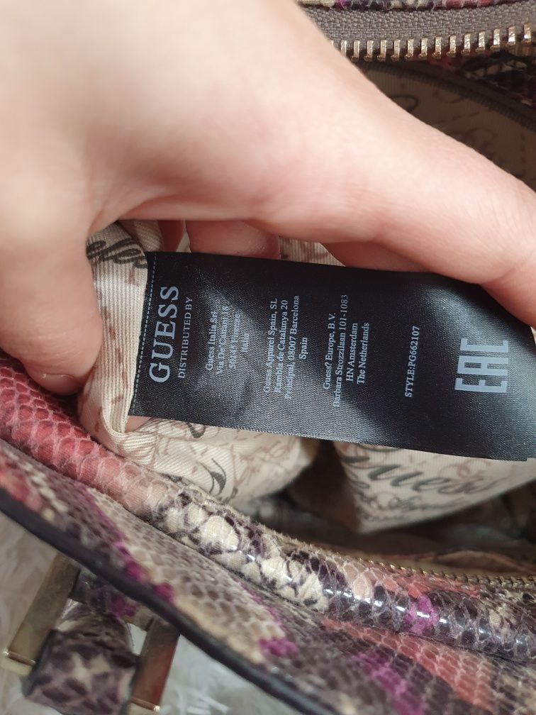 Torebka kuferek Guess