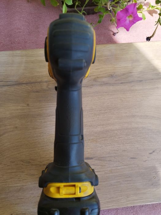 Ударный винтоверт Dewalt dcf 815