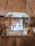 Cubo em cristal transparente