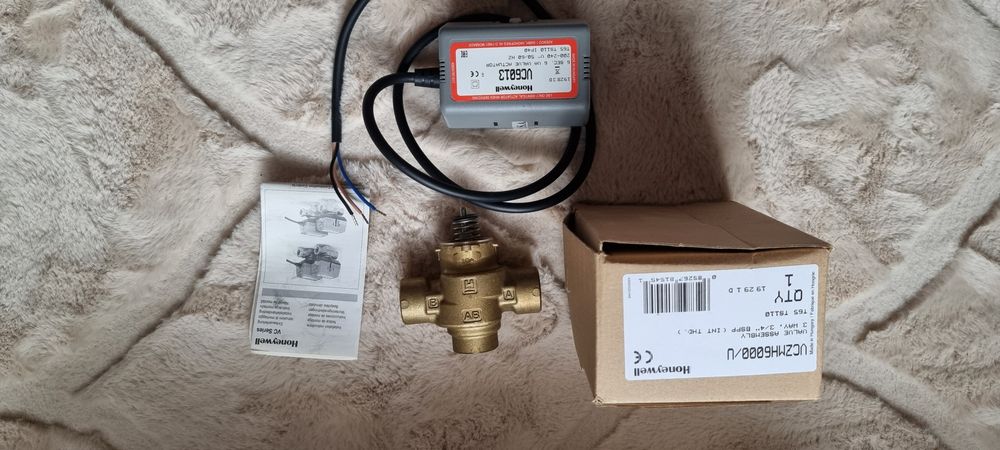 Zawór dzielący 3-drogowy Honeywell + siłownik VC6013 Honeywell