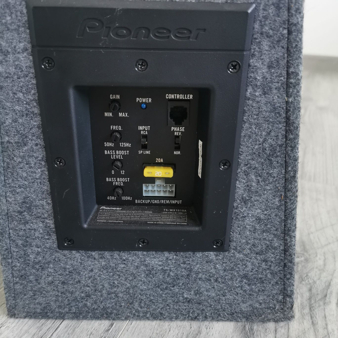 Sprzedam zestaw wzmacniacz, radio i subwoofer