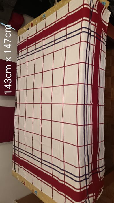 Toalha branca e vermelha