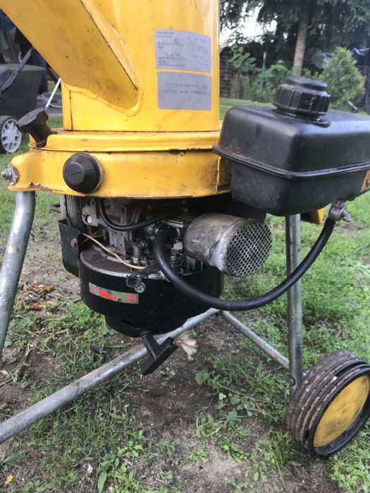 Rębak spalinowy do gałęzi