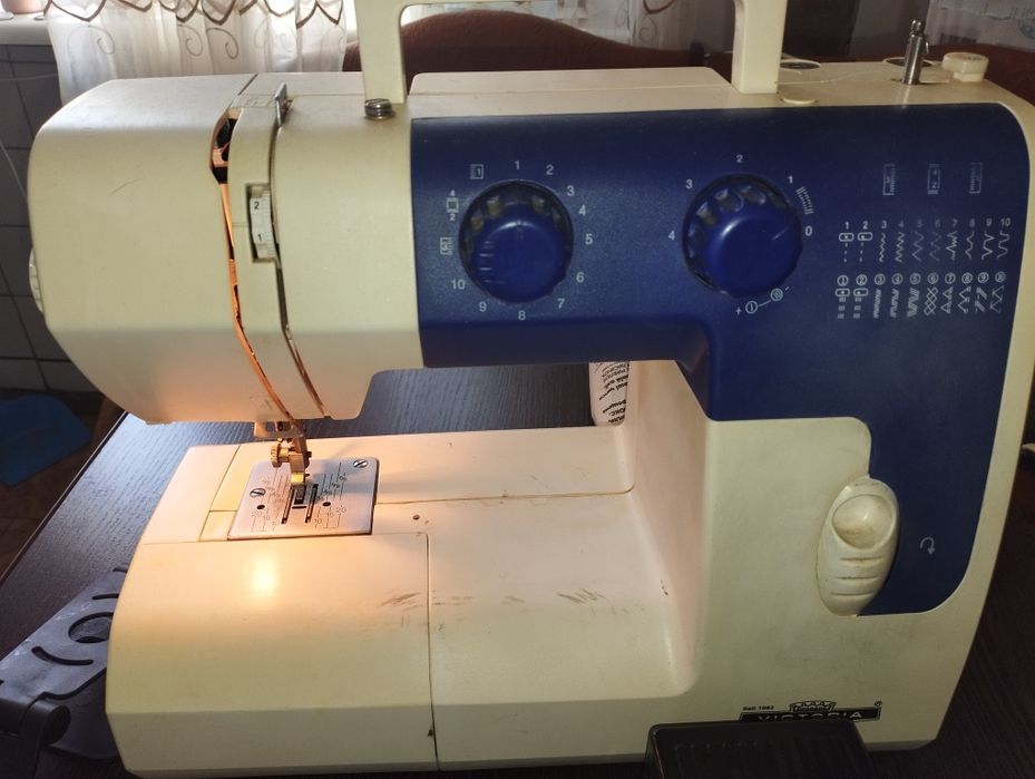 Продам швейну машинку