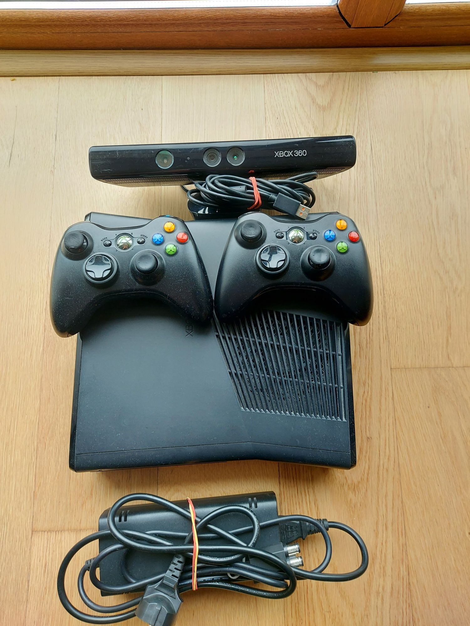 Xbox 360+ kinect + 2 pady+ gry