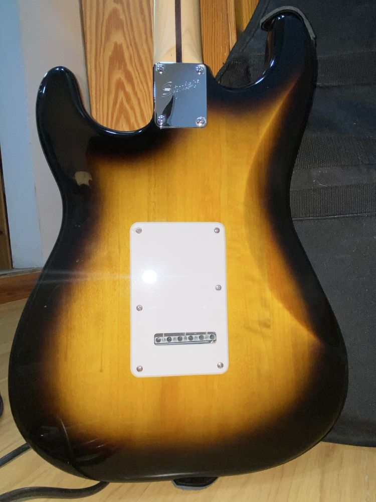 Squier + Amplificador Fender 10G + Bracelete + Mala