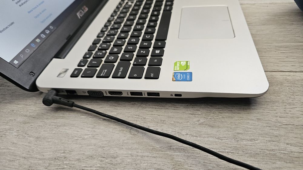 Portátil Asus i7