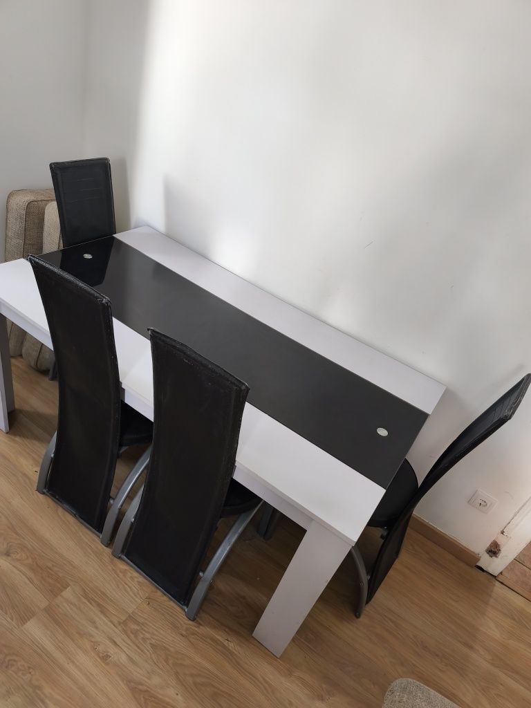 Conjunto de mesa com cadeiras