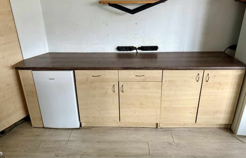 Кухонний гарнітур, кавʼярня, офіс, кухня.