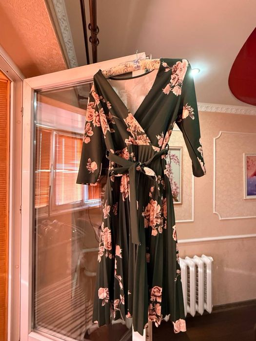 жіночі сукні в гарному стані M L