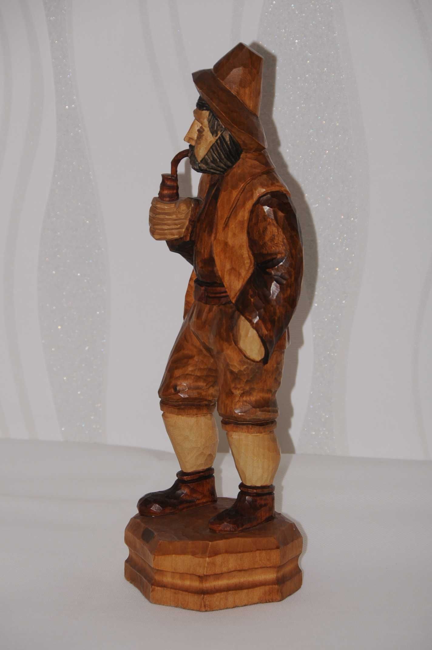 Figurka drewniana-mężczyzna z fajką-rzeźba,rękodzieło z PRL,lata 1980e